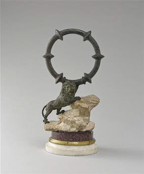 Statuette : lion sur un rocher, image 1/2