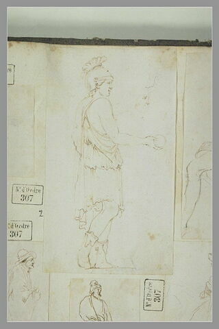 Guerrier romain debout, casqué, tenant un objet rond; profil d'homme