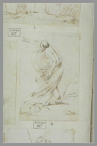 Femme, demi drapée, tendant le bras droit vers la gauche, image 1/1