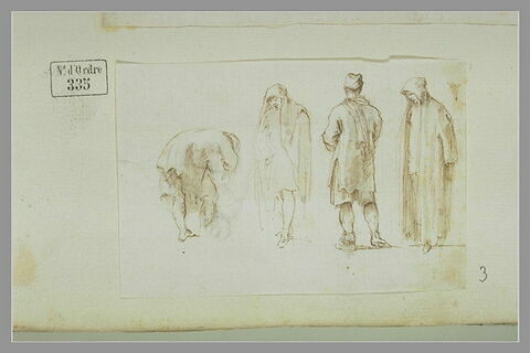 Silhouettes d'hommes en manteau long : trois debout et un penché en avant