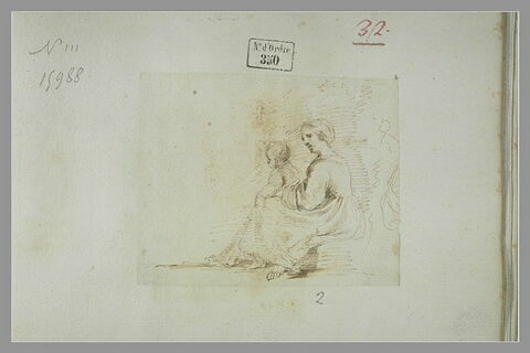Femme assise tenant un enfant sur ses genoux ; figure à l'arrière-plan, image 1/1