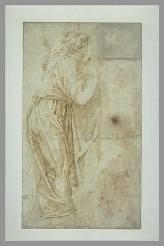 Femme debout, drapée, de profil, tournée vers la droite, image 1/1