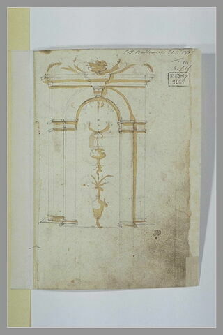 Encadrement d'une niche contrée décorée d'un vase avec un motif d'arabesques, image 2/2