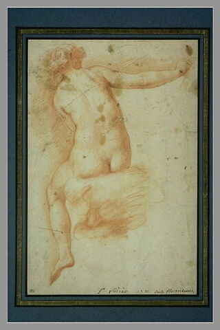 Femme nue, assise, de dos, bras droit étendu, image 2/2