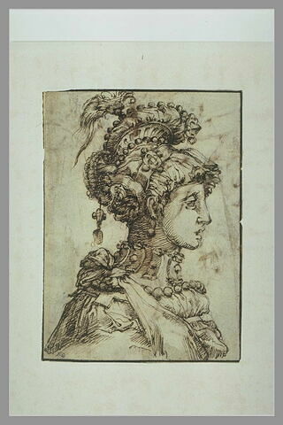 Femme coiffée d'un casque, vue en buste, de profil vers la droite, image 1/1