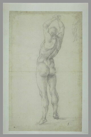 Homme nu, de dos, bras joints au-dessus de la tête ; repris en haut à droite, image 2/2