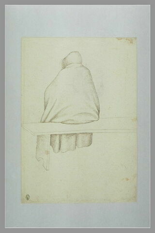 Homme, vu de dos, vêtu d'une pèlerine à capuchon, assis sur un banc, image 1/1