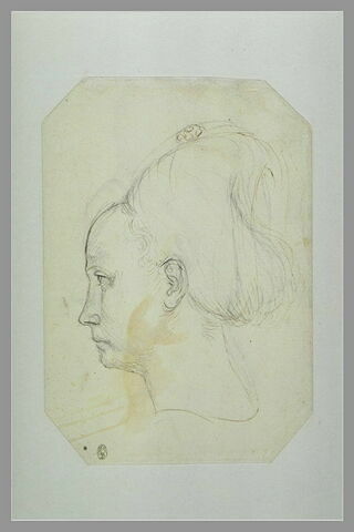 Tête de jeune femme, de profil vers la gauche, avec un bijou sur la coiffure, image 1/1
