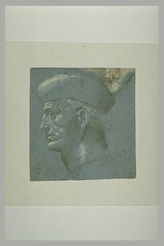 Tête d'homme coiffée d'un bonnet, de profil vers la gauche, image 1/1