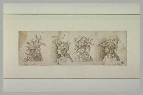 Quatre Capitaines, vêtus à l'antique, vus en buste et de profil, image 2/2