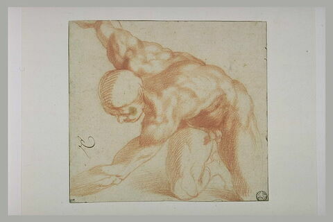 Homme nu, agenouillé, la tête baissée, le bras droit levé, image 2/2