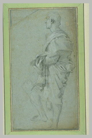 Homme debout, drapé, vu de profil, tourné vers la gauche, image 2/2