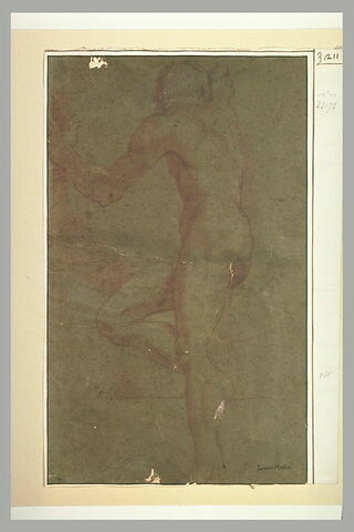 Un homme nu, debout, la jambe droite ployée, vu de dos, image 1/1