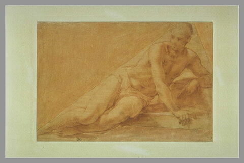 Homme nu, étendu sur des marches, appuyé sur le bras gauche, image 1/1