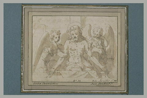 Le Christ mort, assis dans le tombeau, soutenu par deux anges