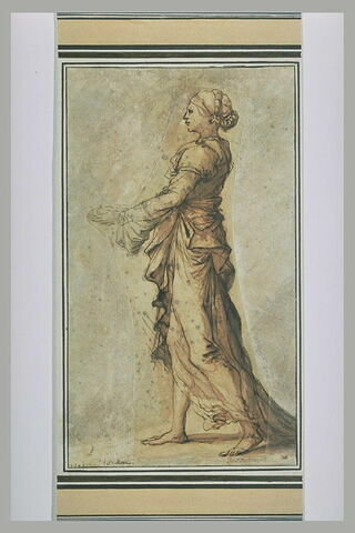 Femme debout drapée, portant quelque chose, se dirigeant vers la gauche, image 1/1