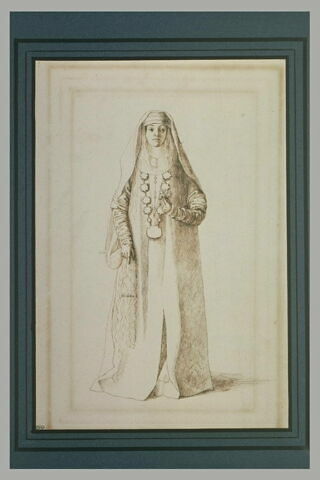 Femme drapée, en costume oriental, de face, image 2/2