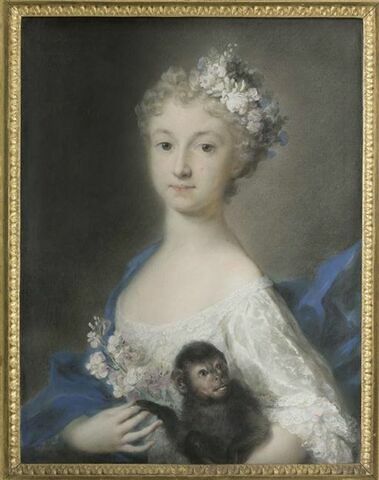 Portrait de jeune fille tenant un singe.