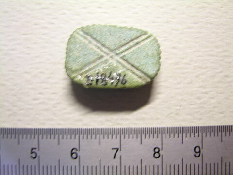 perle en pastille ovale dentelée  ; amulette