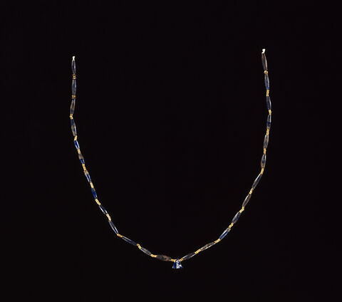 collier ; perle fusiforme ; perle rondelle ; perle ; perle cylindrique ; perle lenticulaire ; pendentif