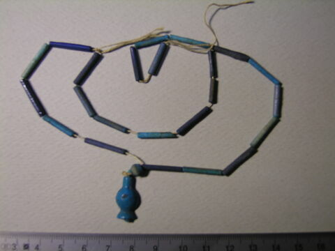 collier à pendentif ; perle tubulaire  ; perle sphérique ; perle en bleuet