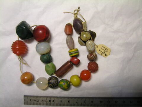 collier ; perle tubulaire  ; perle sphérique, image 1/1