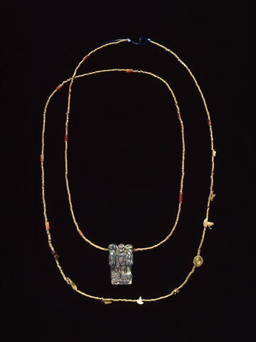 collier à pendentif ; figurine ; amulette ; perle tubulaire ; perle rondelle