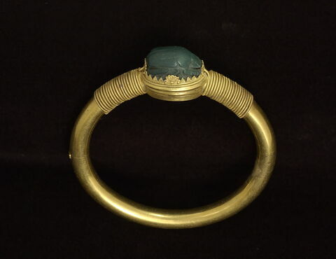 bracelet en anneau à médaillon ; bracelet ; scarabée