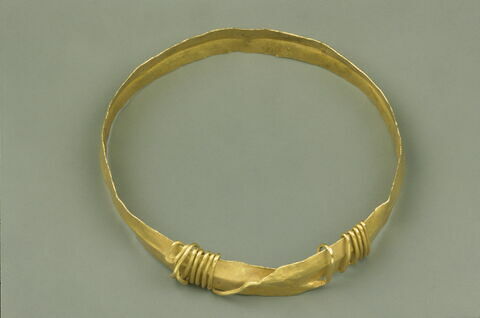 bracelet en anneau à extrémités enroulées ; bracelet en anneau plat