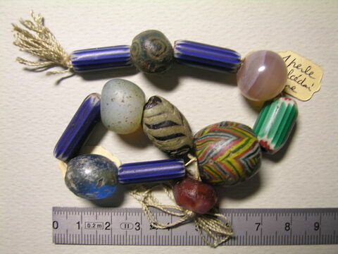 perles  ; perle ronde ; perle tubulaire ; perle tarabouka ; collier