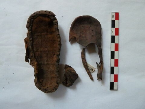 chaussure droite ; fragments ; fragments