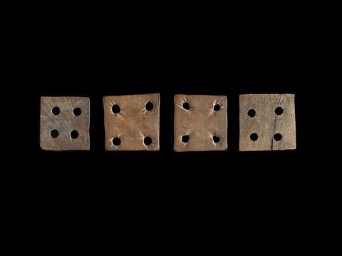 carton de tissage ; deux fragments recollés, image 2/3