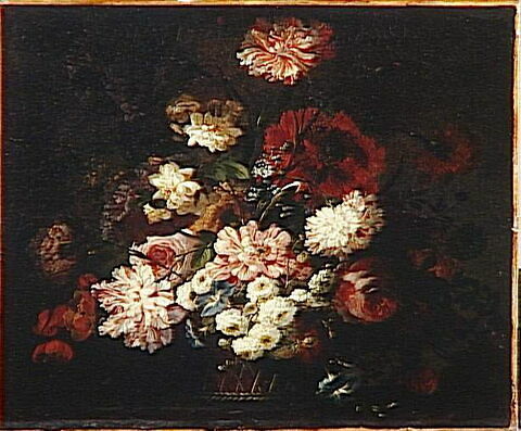 Corbeille de fleurs sur une table., image 3/3