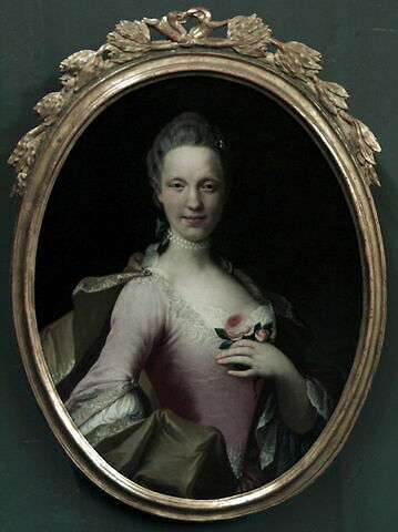 Portrait de femme tenant une rose, image 2/4