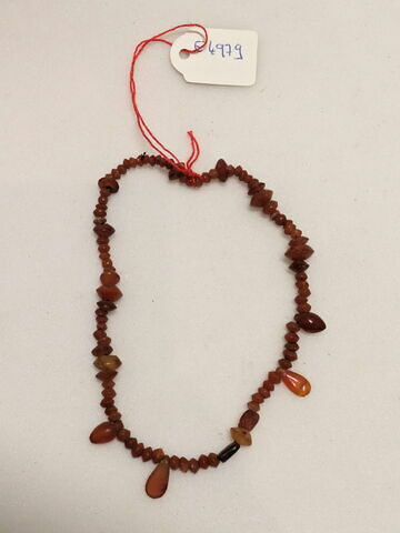 collier ; perle biconique ; amulette ; scarabée, image 1/1