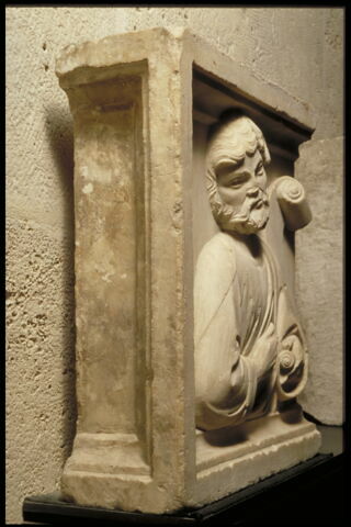 Prophète ou apôtre barbu, de face, tête inclinée vers la droite, tenant un volumen de la main gauche, image 5/5