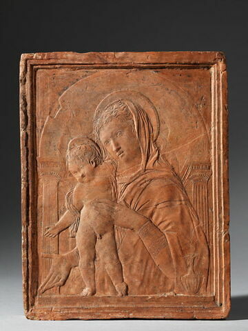 La Vierge et l'Enfant sous un arc en plein cintre soutenu par deux colonnes cannelées, image 1/3