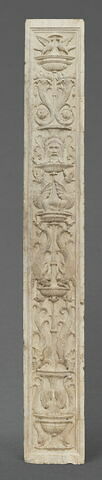 Pilastre à décor de candélabre avec bordures refaites, image 1/2