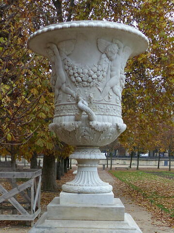 Vase de forme Médicis à décor de putti portant des guirlandes