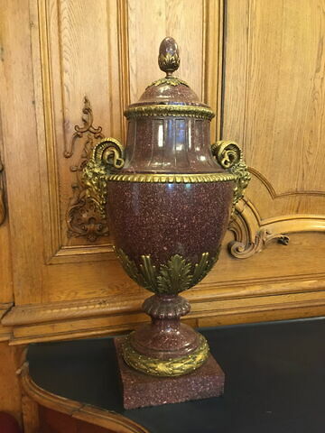 Vase avec couvercle, porphyre rouge et bronze doré, anses en forme de têtes de béliers