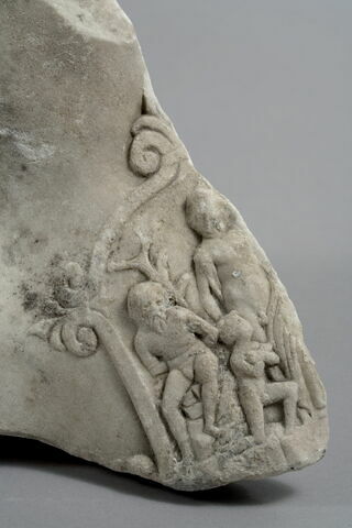Tête d'applique avec le haut d'une cuirasse représentant Apollon et Marsyas, image 2/2