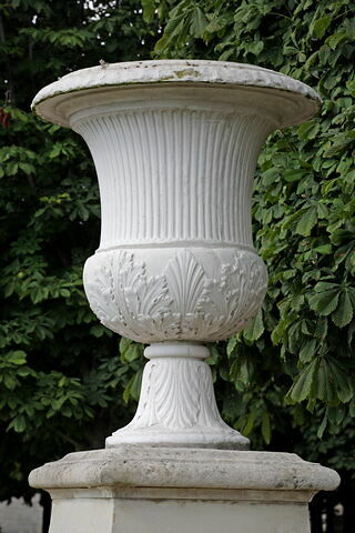 Vase orné de cannelures et de feuilles d'acanthes, image 4/5