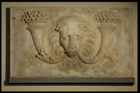Panneau décoré d'un mufle de lion encadré par deux cornes d'abondance, image 2/3