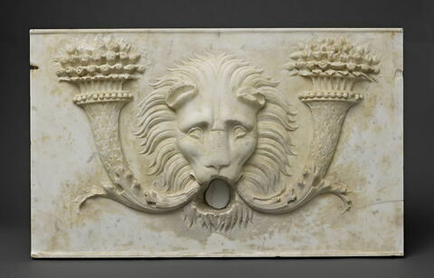 Panneau décoré d'un mufle de lion encadré par deux cornes d'abondance, image 1/3