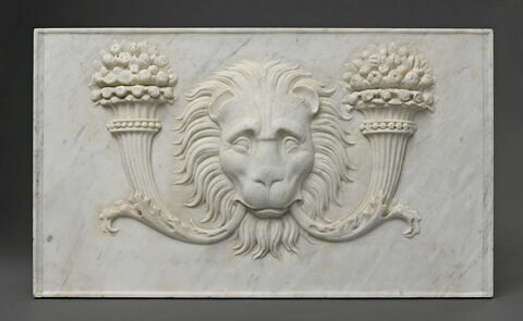 Panneau décoré d'un mufle de lion encadré par deux cornes d'abondance