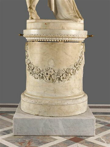 Piédestal cylindrique avec base et corniche sculptées de l'Amour et Psyché