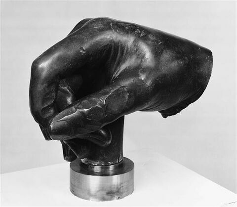 Main droite de la statue équestre de Louis XV, image 1/11