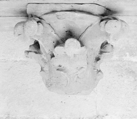Chapiteau décoré de quatrefeuilles polylobées et de crochets, image 1/1