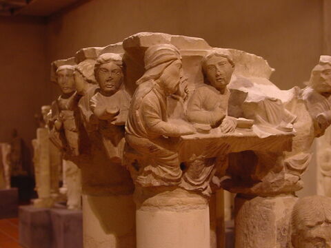 Fragment de chapiteau décoré de trois personnages autour d'une table, image 1/1