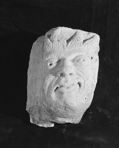 Modillon de corniche décoré d'une tête d'homme grimaçant, image 1/1
